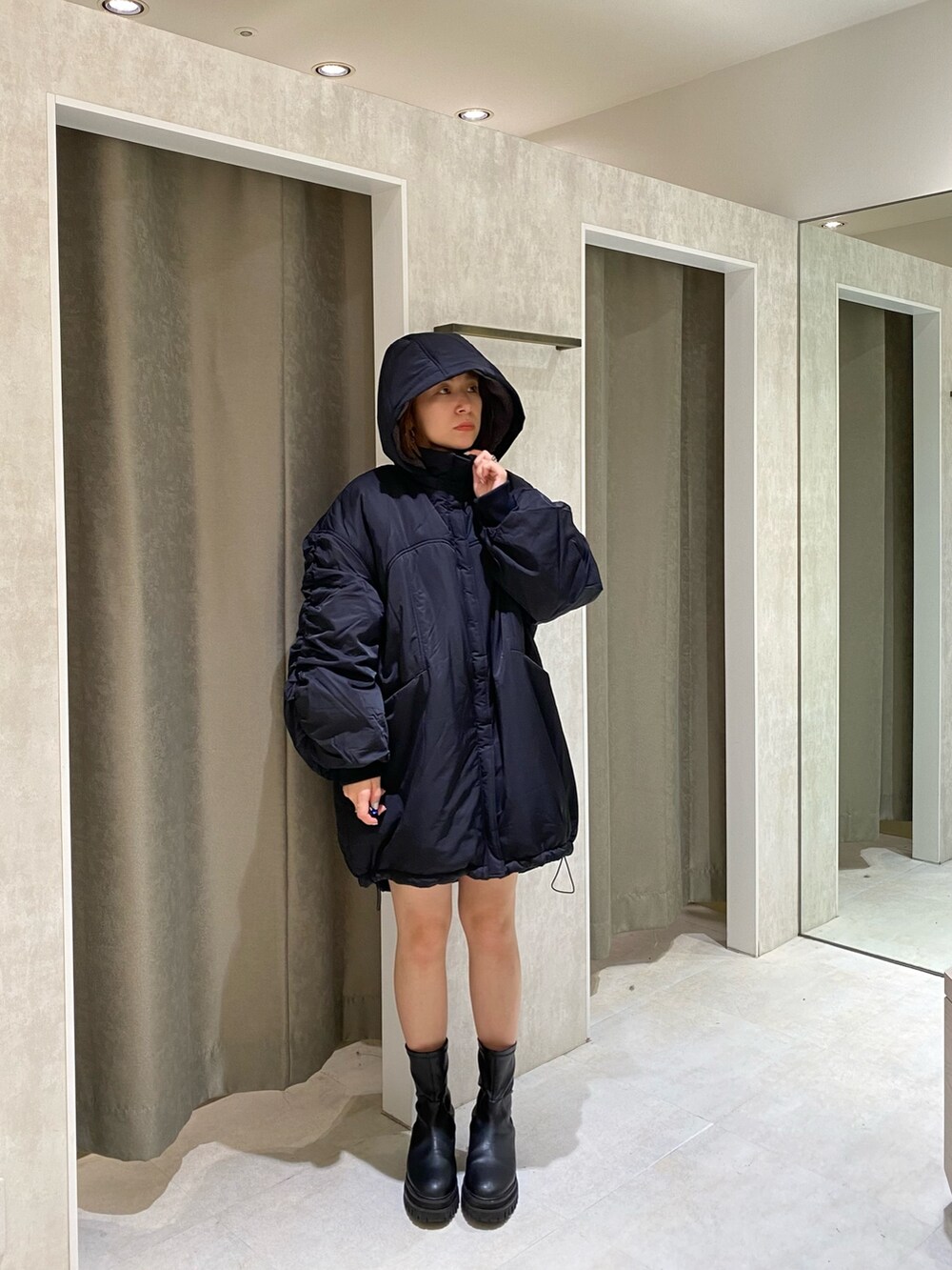 ブラック系のブルゾン、ブルー系のニット/セーター、ブラック系のスカートを着用したレディースの秋コーディネートの6枚目の写真