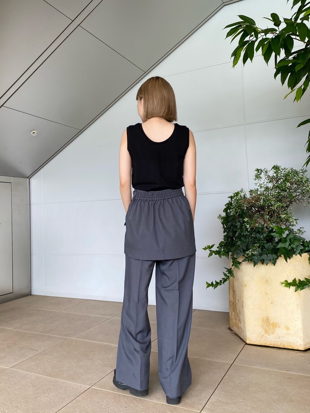 グレー系のその他パンツ、ブラック系のタンクトップを着用したレディースの夏コーディネートの2枚目の写真