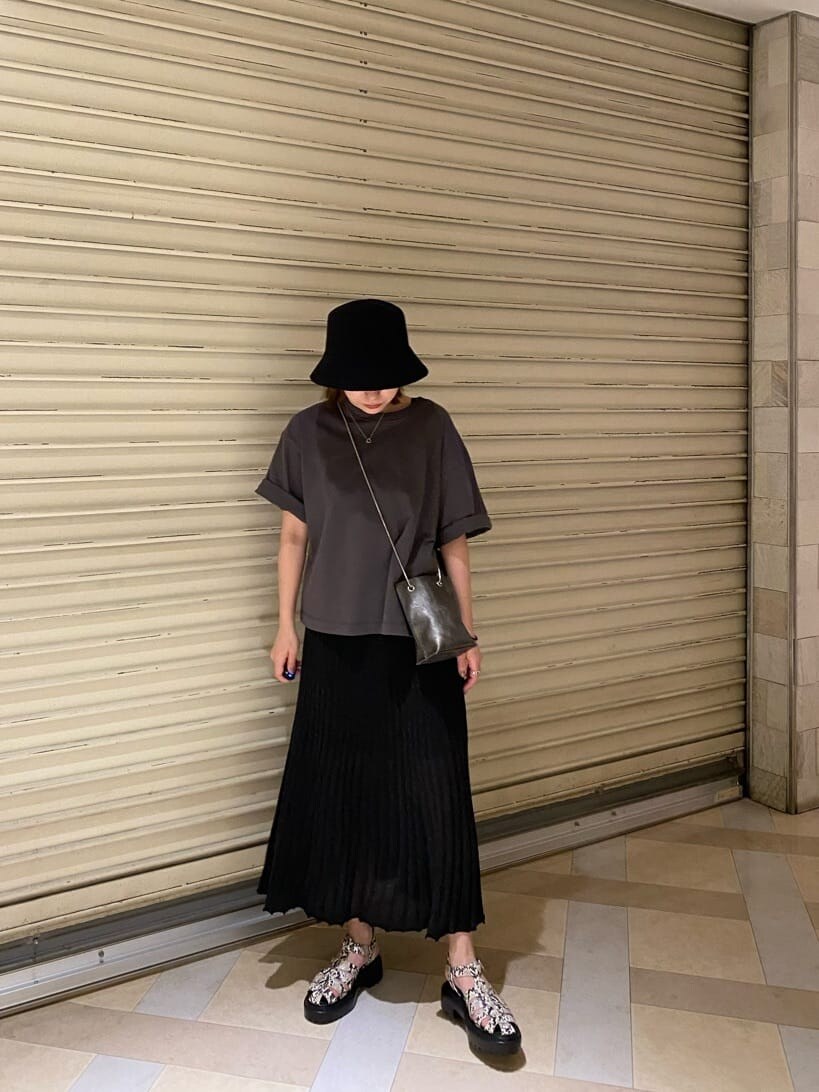 ブラック系のショルダーバッグ、その他のサンダル、グレー系のTシャツ/カットソーを着用したレディースの春コーディネートの2枚目の写真