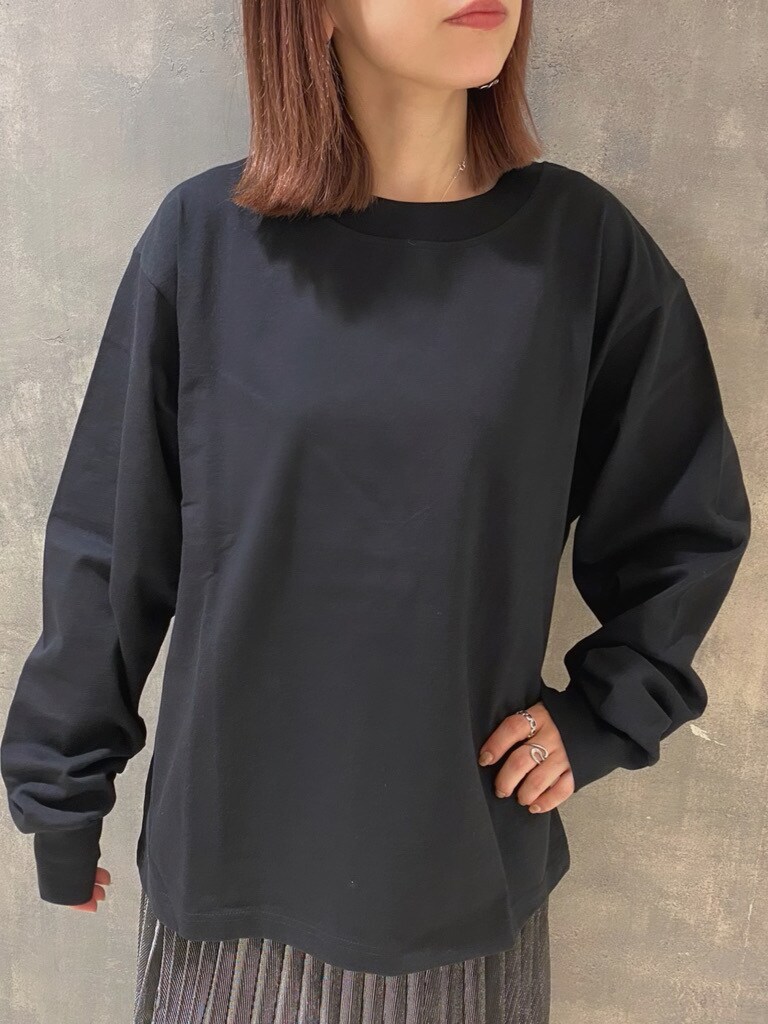 ブラック系のTシャツ/カットソー、ブラック系のスカート、ブラック系のハンドバッグを着用したレディースの春コーディネートの3枚目の写真