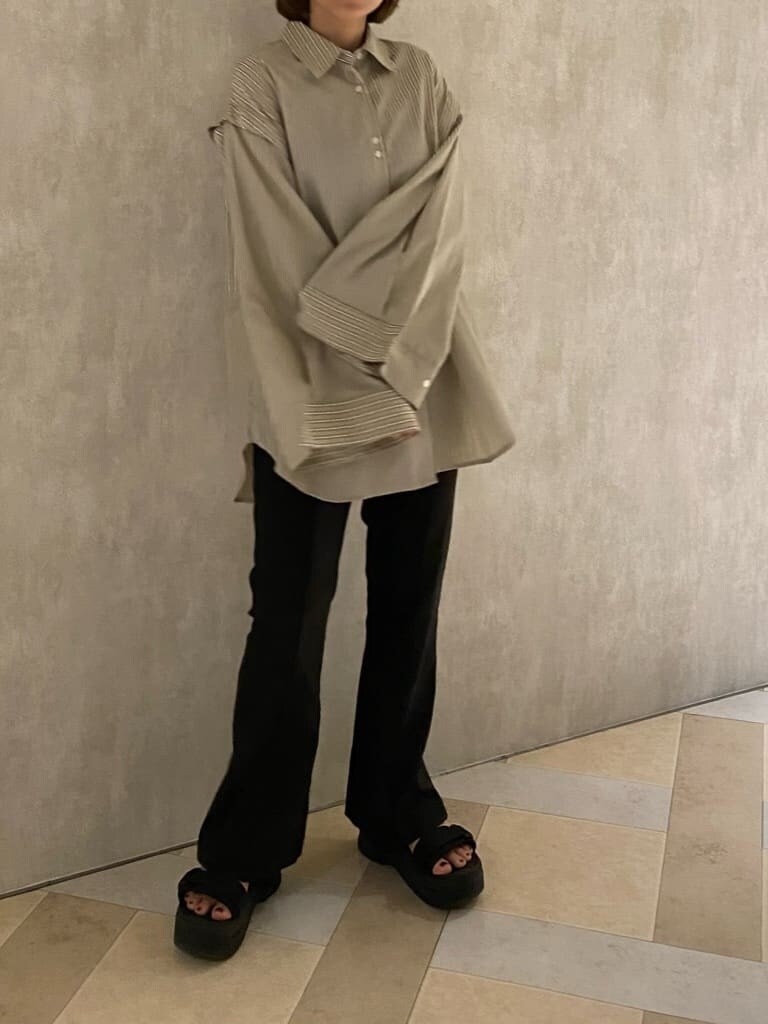 ブラック系のサンダル、その他のシャツ/ブラウス、ブラック系のスラックスを着用したレディースの夏コーディネートの4枚目の写真