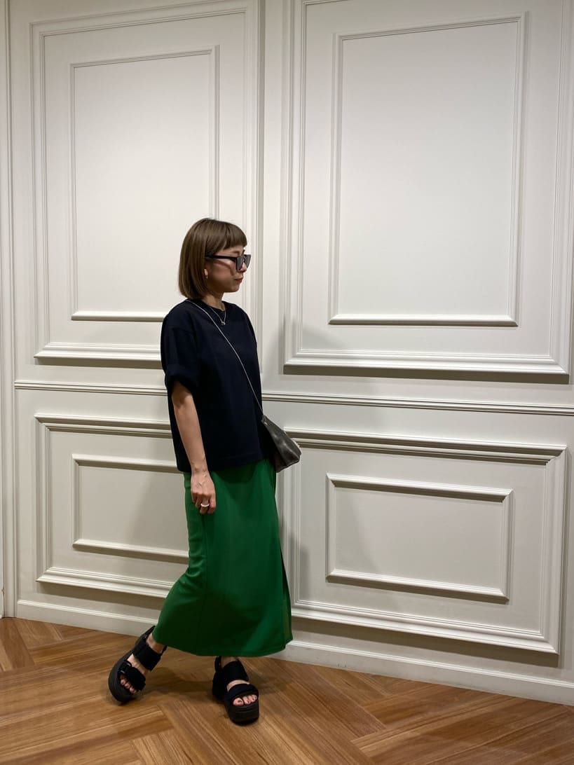 ブラック系のサンダル、ブラック系のTシャツ/カットソー、ブラック系のショルダーバッグを着用したレディースの夏コーディネートの5枚目の写真