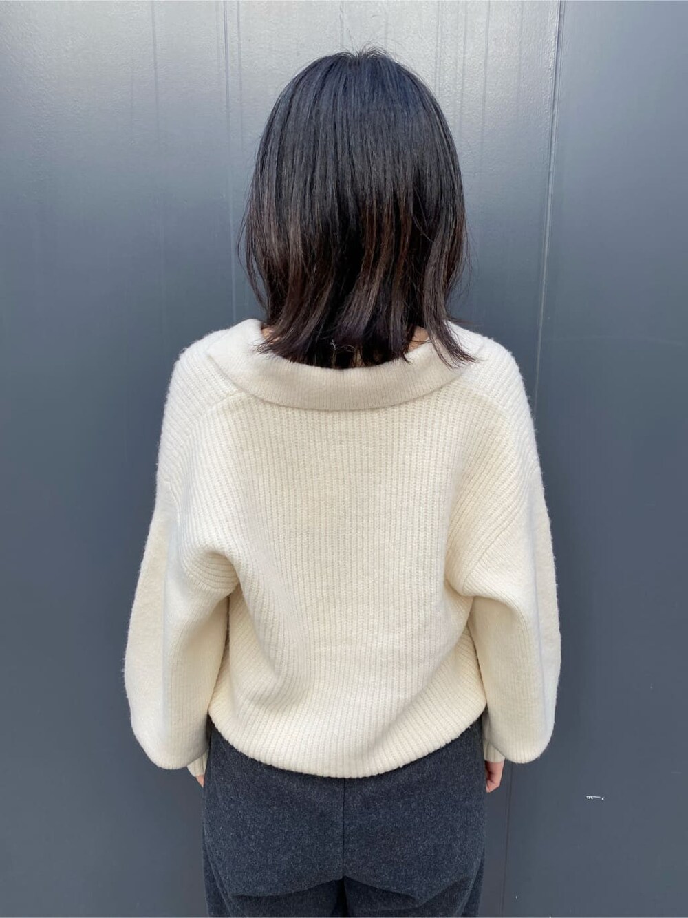 ブラック系のハンドバッグ、グレー系のその他パンツ、ブラック系のブーツを着用したレディースの秋コーディネートの5枚目の写真