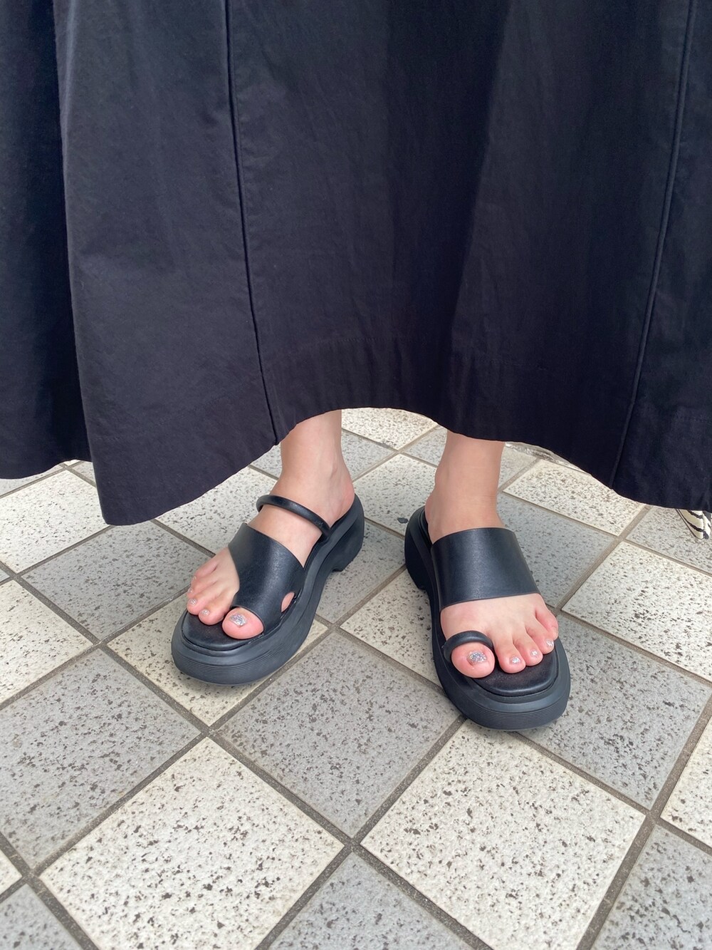 ブラック系のワンピース、その他のトートバッグ、ブラック系のサンダルを着用したレディースの夏コーディネートの8枚目の写真