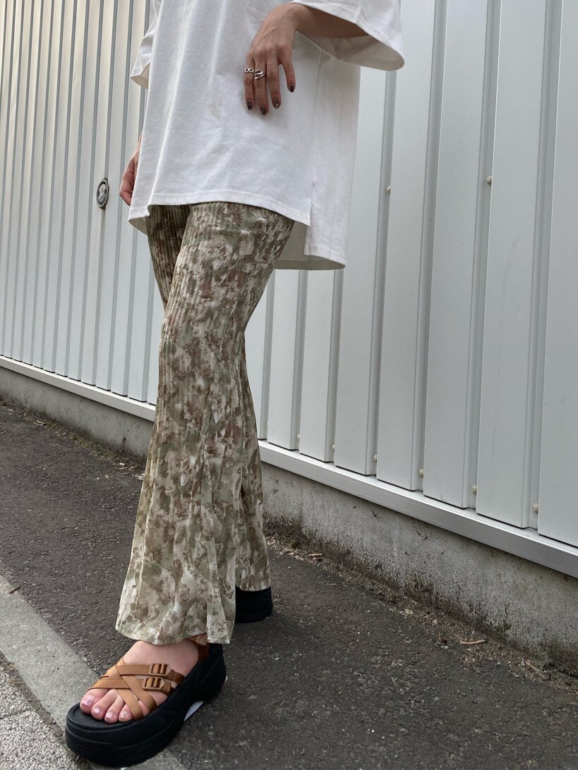 ホワイト系のTシャツ/カットソー、その他のその他パンツ、ベージュ系のサンダルを着用したレディースの春コーディネートの3枚目の写真