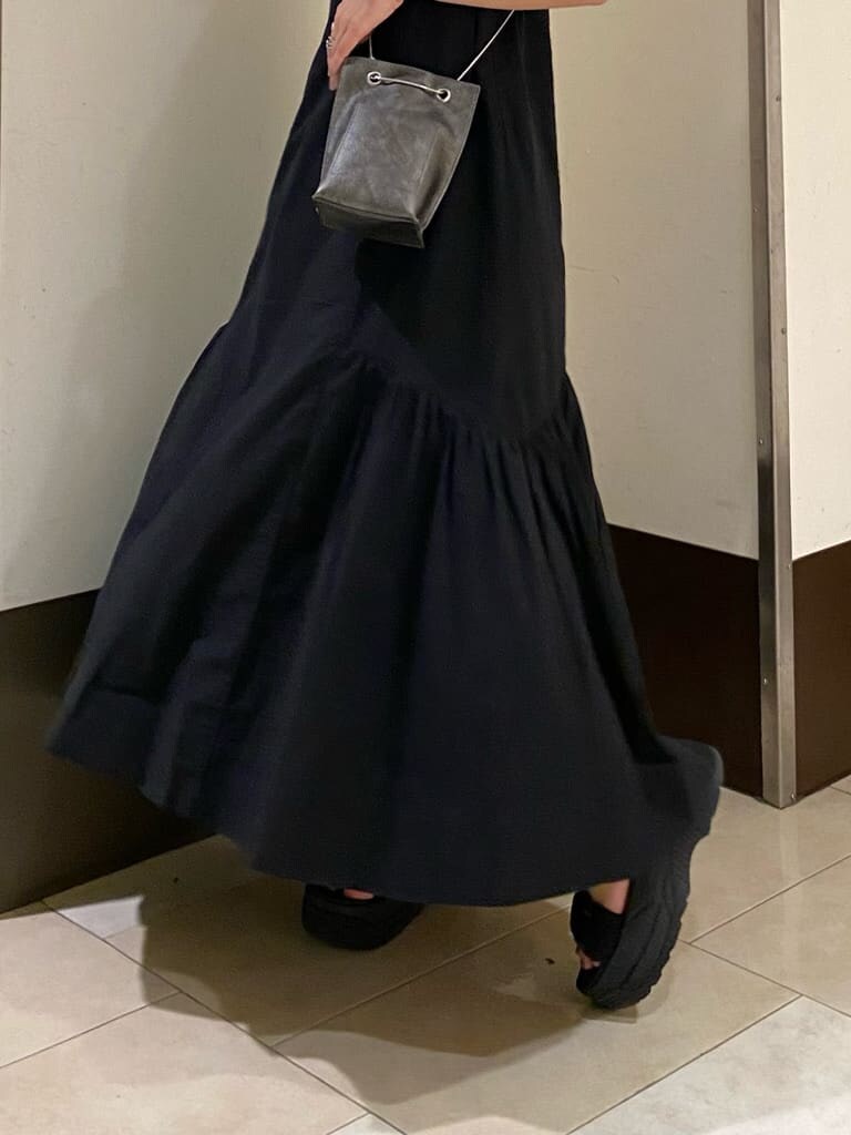 ホワイト系のサンダル、ブラック系のショルダーバッグ、ブラック系のワンピースを着用したレディースの夏コーディネートの8枚目の写真