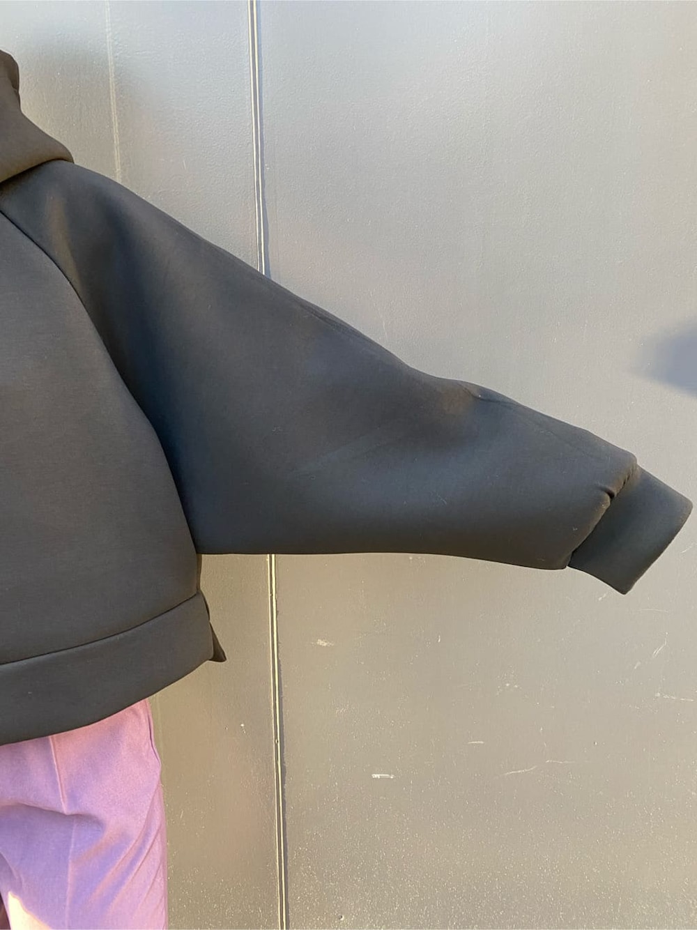 パープル系のその他パンツ、ブラック系のパンプス、ブラック系のパーカーを着用したレディースの秋コーディネートの6枚目の写真