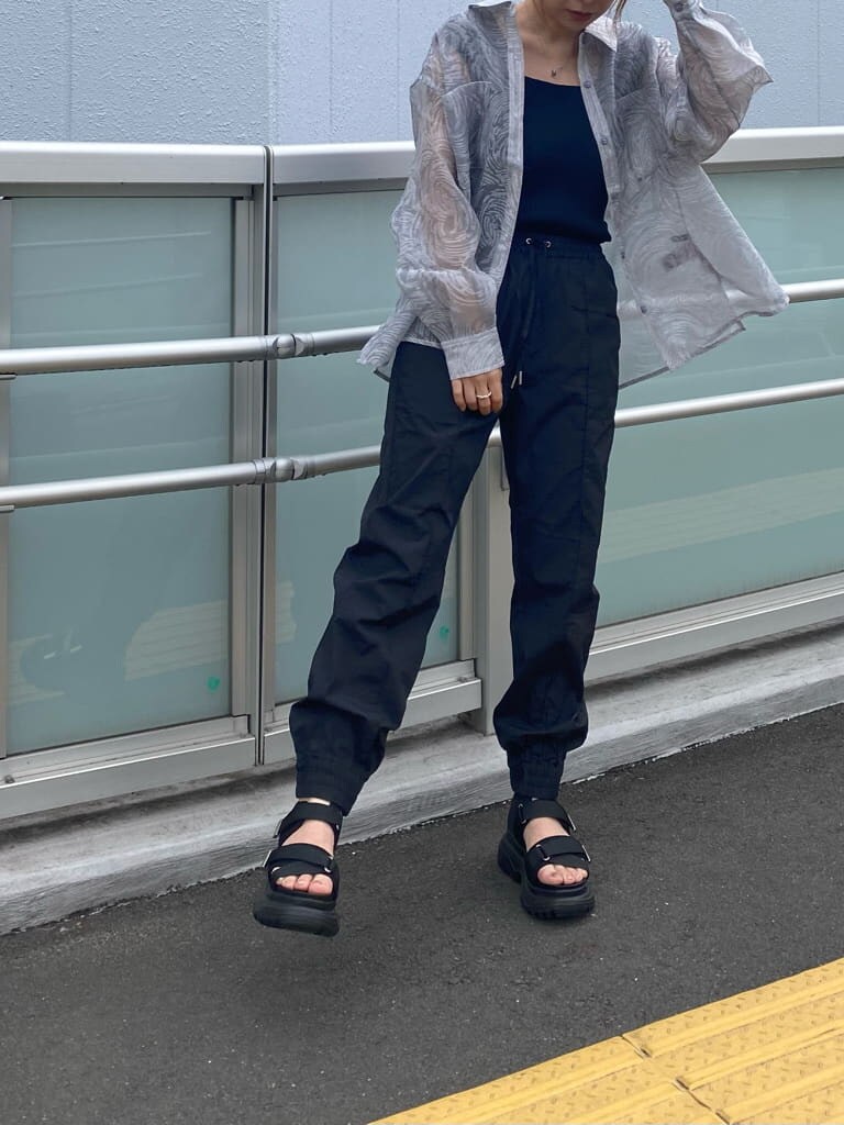 ブラック系のシャツ/ブラウス、ブラック系のその他パンツ、ブラック系のタンクトップを着用したレディースの春コーディネートの5枚目の写真