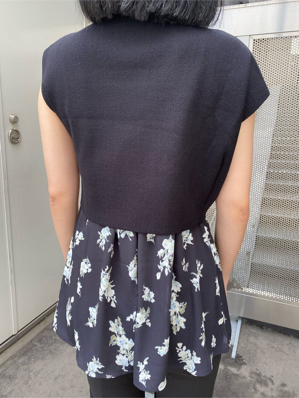 ブラック系のサンダル、ブラック系のスラックス、ブラック系のニット/セーターを着用したレディースの夏コーディネートの4枚目の写真