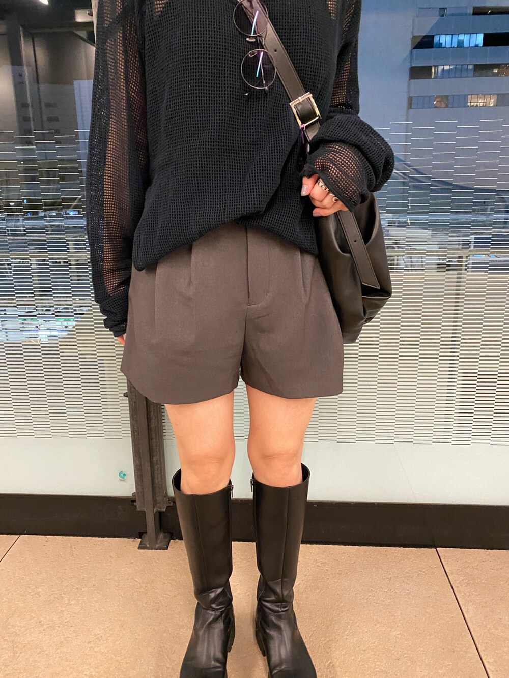 グレー系のその他パンツ、ブラック系のハンドバッグを着用したレディースの秋コーディネートの4枚目の写真
