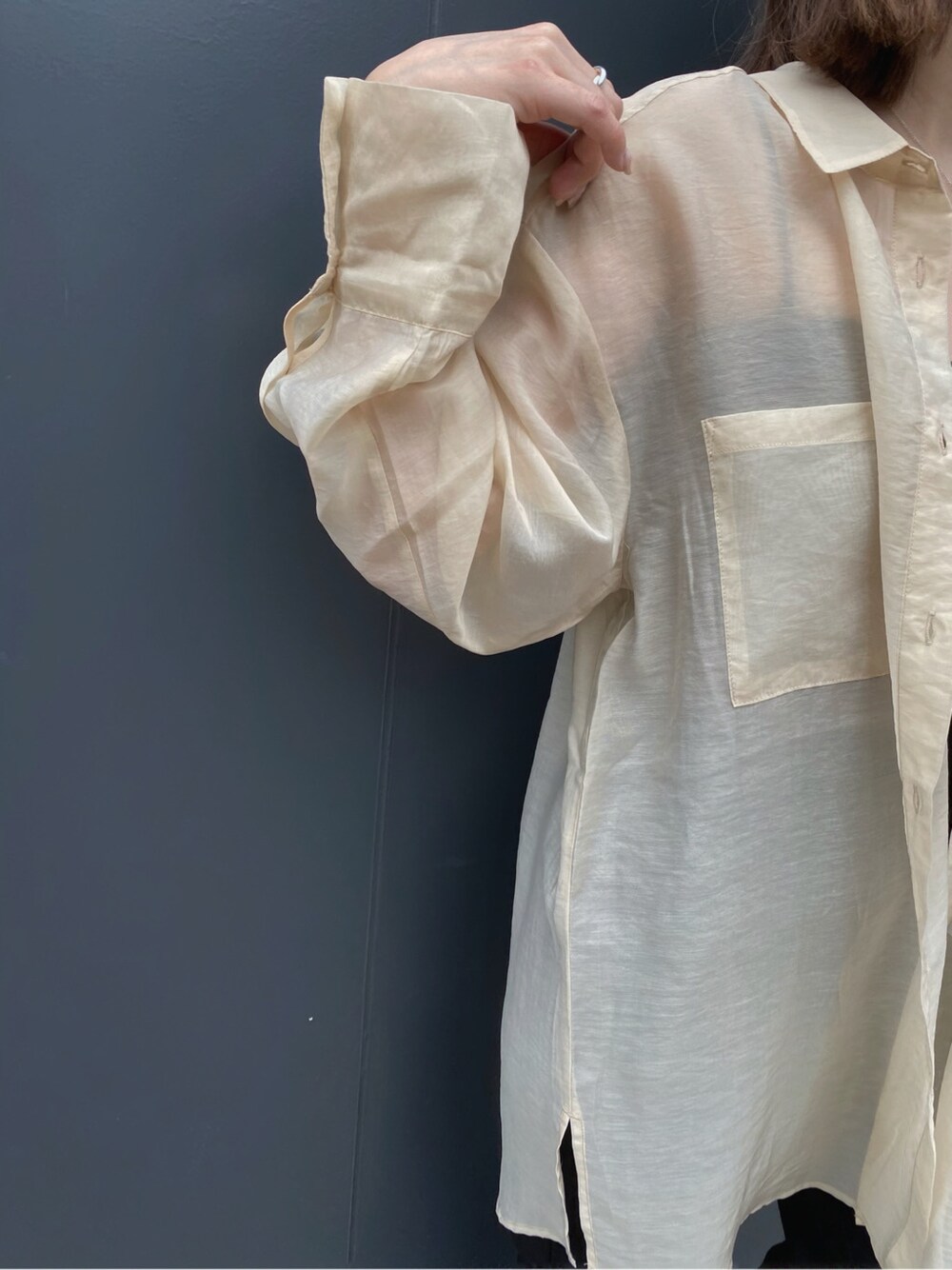 ホワイト系のシャツ/ブラウス、ブラック系のその他パンツ、ブラウン系のTシャツ/カットソーを着用したレディースの春コーディネートの3枚目の写真