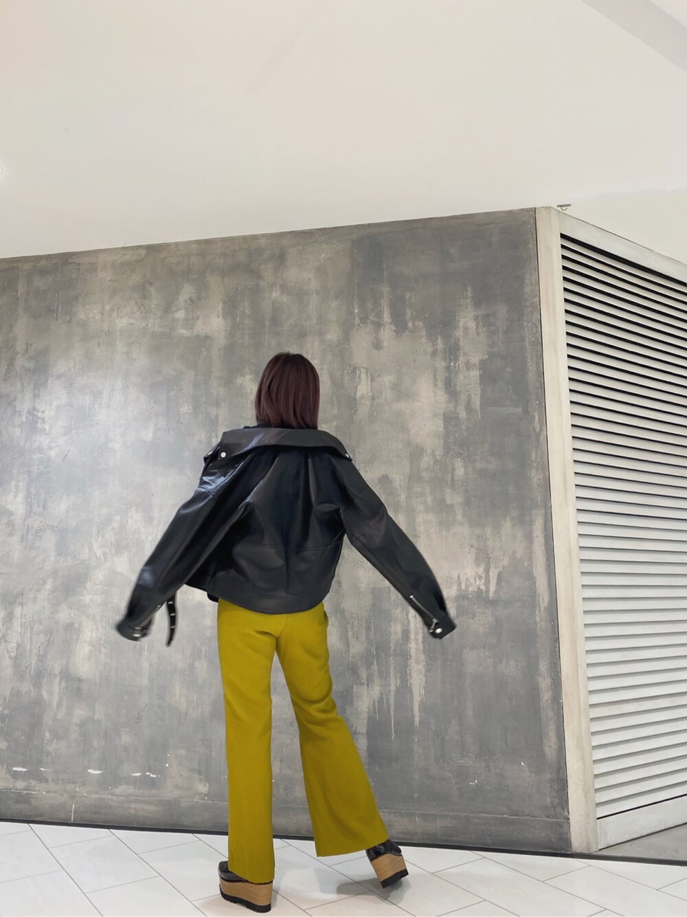 ベージュ系のその他パンツ、ブラック系のローファー、ブラック系のライダースジャケットを着用したレディースの冬コーディネートの3枚目の写真