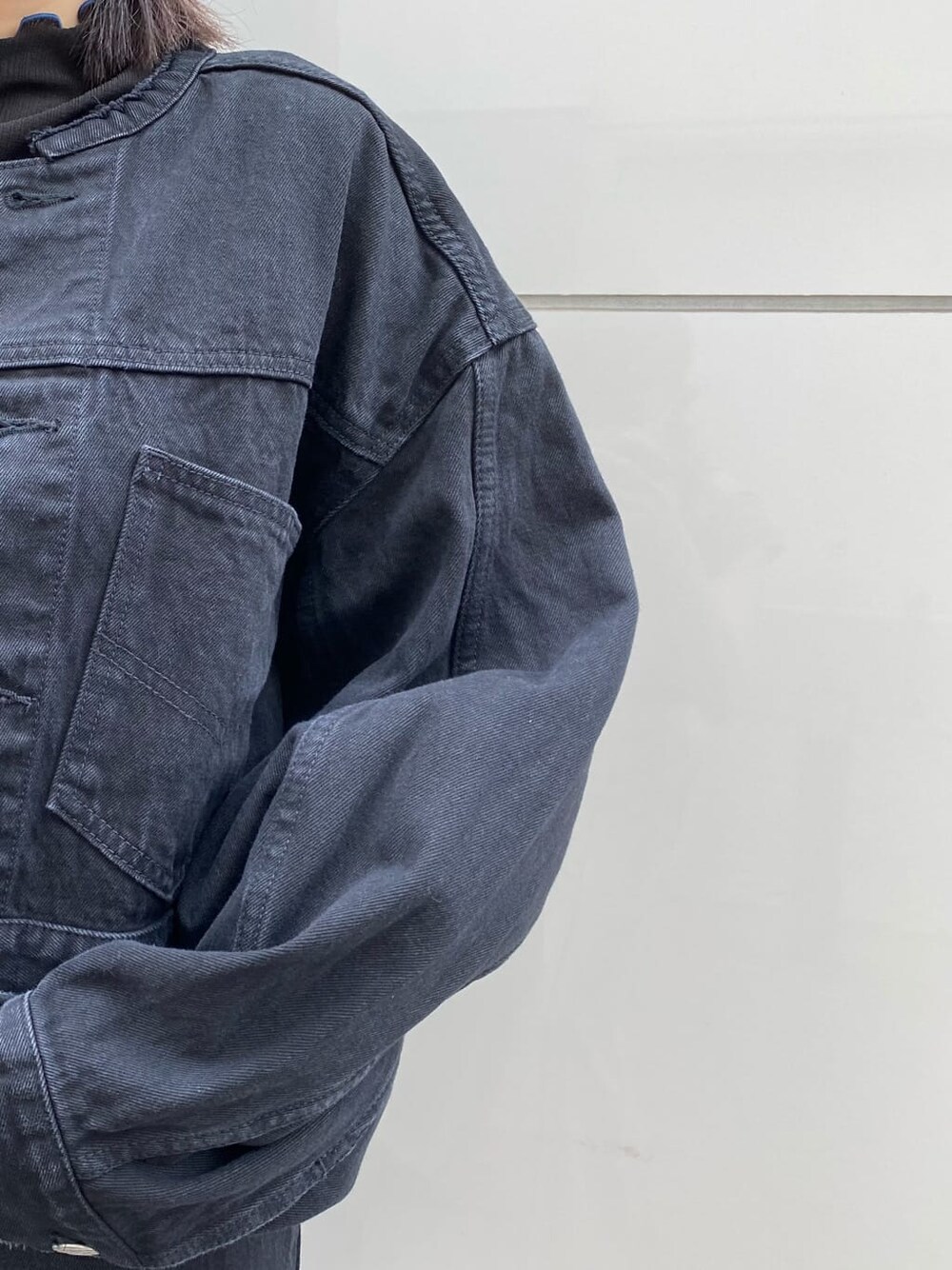 ブラック系のスカート、ブラック系のパンプス、ブラック系のブルゾンを着用したレディースの夏コーディネートの5枚目の写真