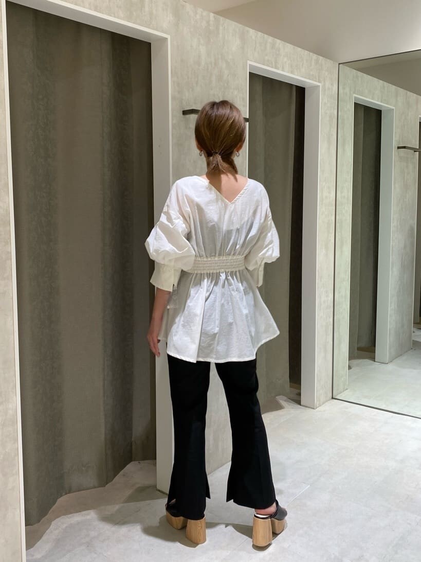 ブラック系のスラックス、ブラック系のサンダル、ブラック系のキャミソールを着用したレディースの春コーディネートの4枚目の写真