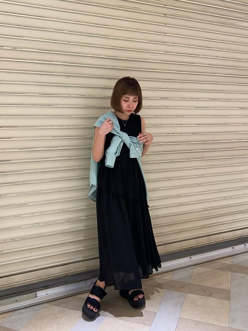 ブラック系のサンダル、ブラック系のワンピース、グリーン系のシャツ/ブラウスを着用したレディースの夏コーディネートの5枚目の写真