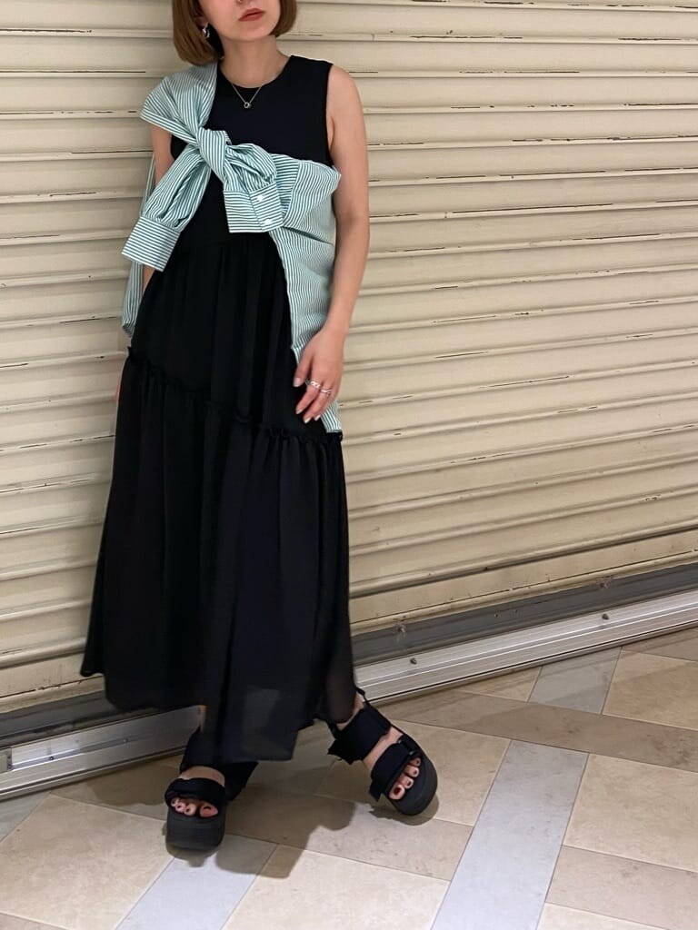 ブラック系のサンダル、ブラック系のワンピース、グリーン系のシャツ/ブラウスを着用したレディースの夏コーディネートの7枚目の写真