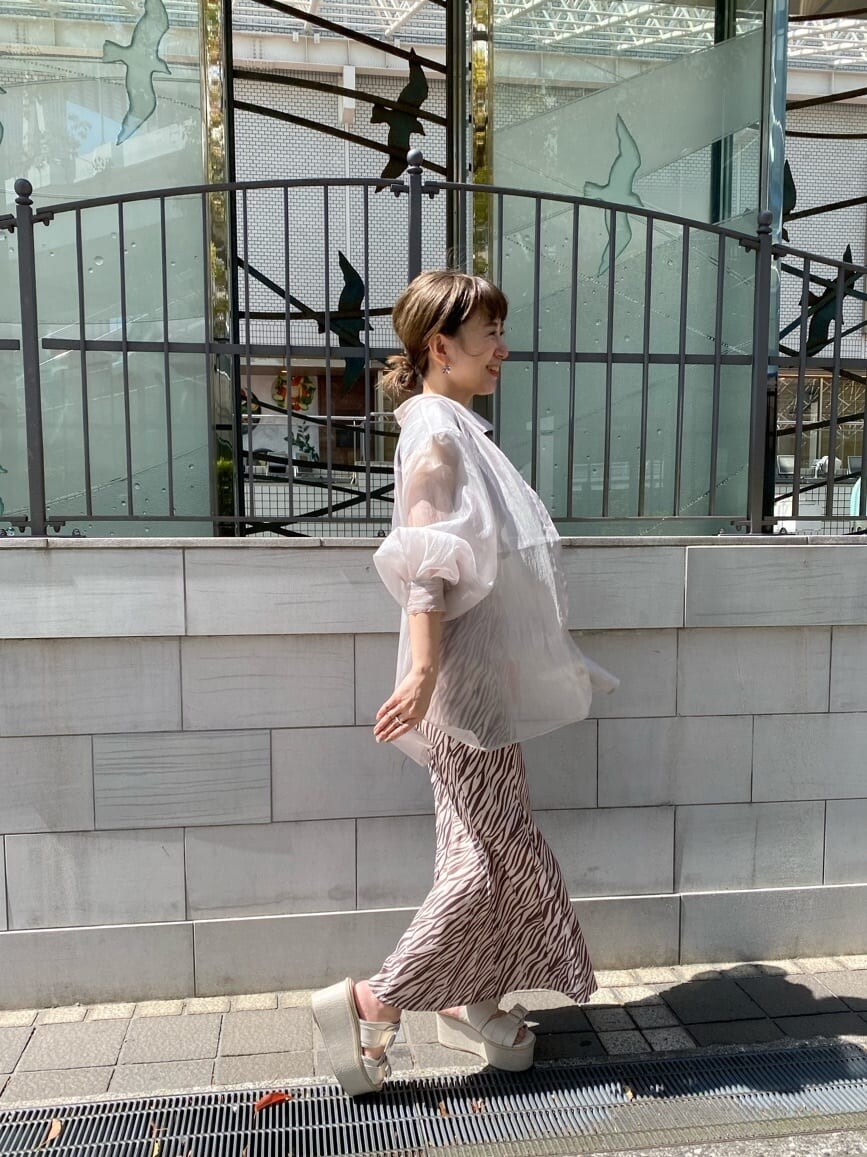 グレー系のシャツ/ブラウス、その他のスカート、ブラック系のタンクトップを着用したレディースの春コーディネートの3枚目の写真