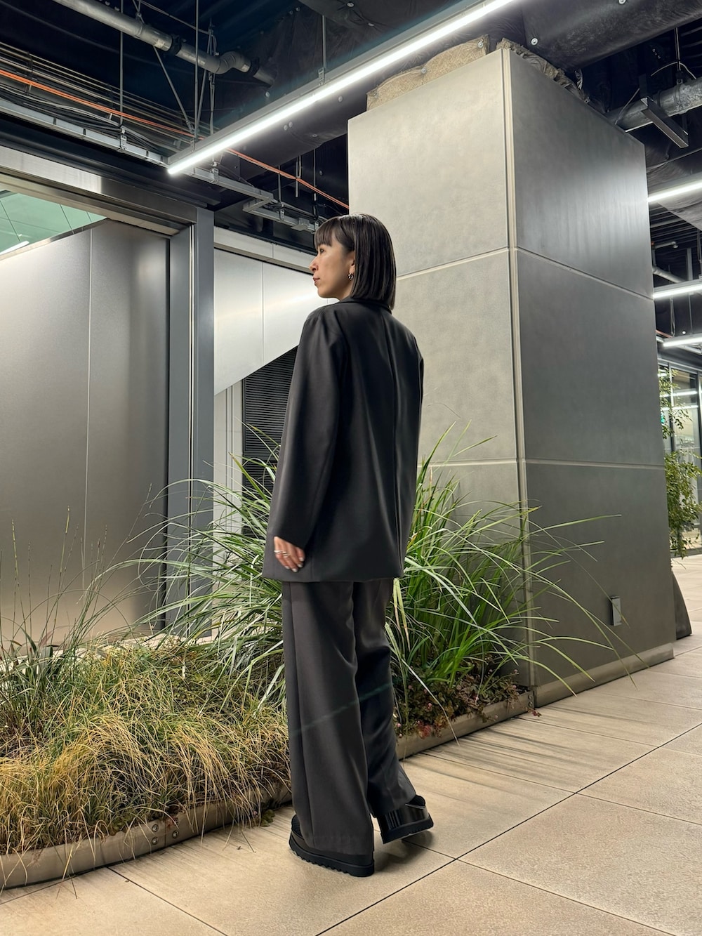 グレー系のテーラードジャケット、グレー系のシャツ/ブラウス、グレー系のその他パンツを着用したレディースの冬コーディネートの2枚目の写真