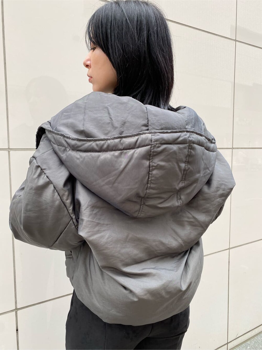 ブラック系のその他パンツ、グレー系のダウンジャケット/コート、ブラック系のニット/セーターを着用したレディースの秋コーディネートの6枚目の写真