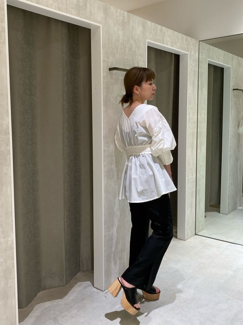 ブラック系のスラックス、ブラック系のサンダル、ブラック系のキャミソールを着用したレディースの春コーディネートの3枚目の写真