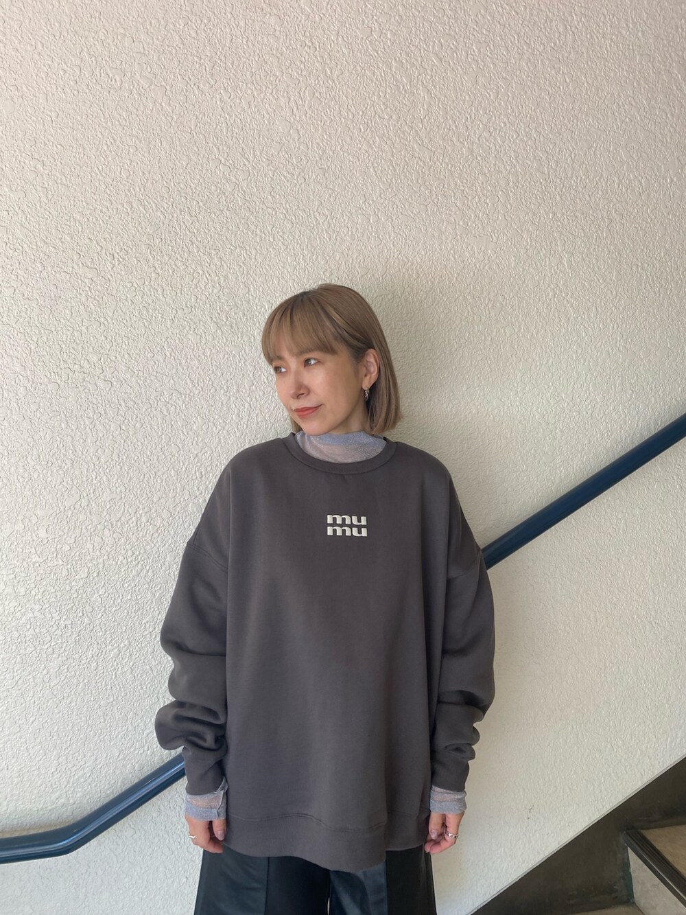 グレー系のスウェット、シルバー系のTシャツ/カットソー、ブラック系のその他パンツを着用したレディースの秋コーディネートの4枚目の写真