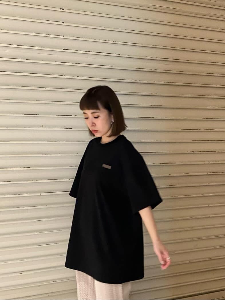 ブラック系のサンダル、ブラック系のTシャツ/カットソー、ホワイト系のスウェットパンツを着用したレディースの春コーディネートの5枚目の写真