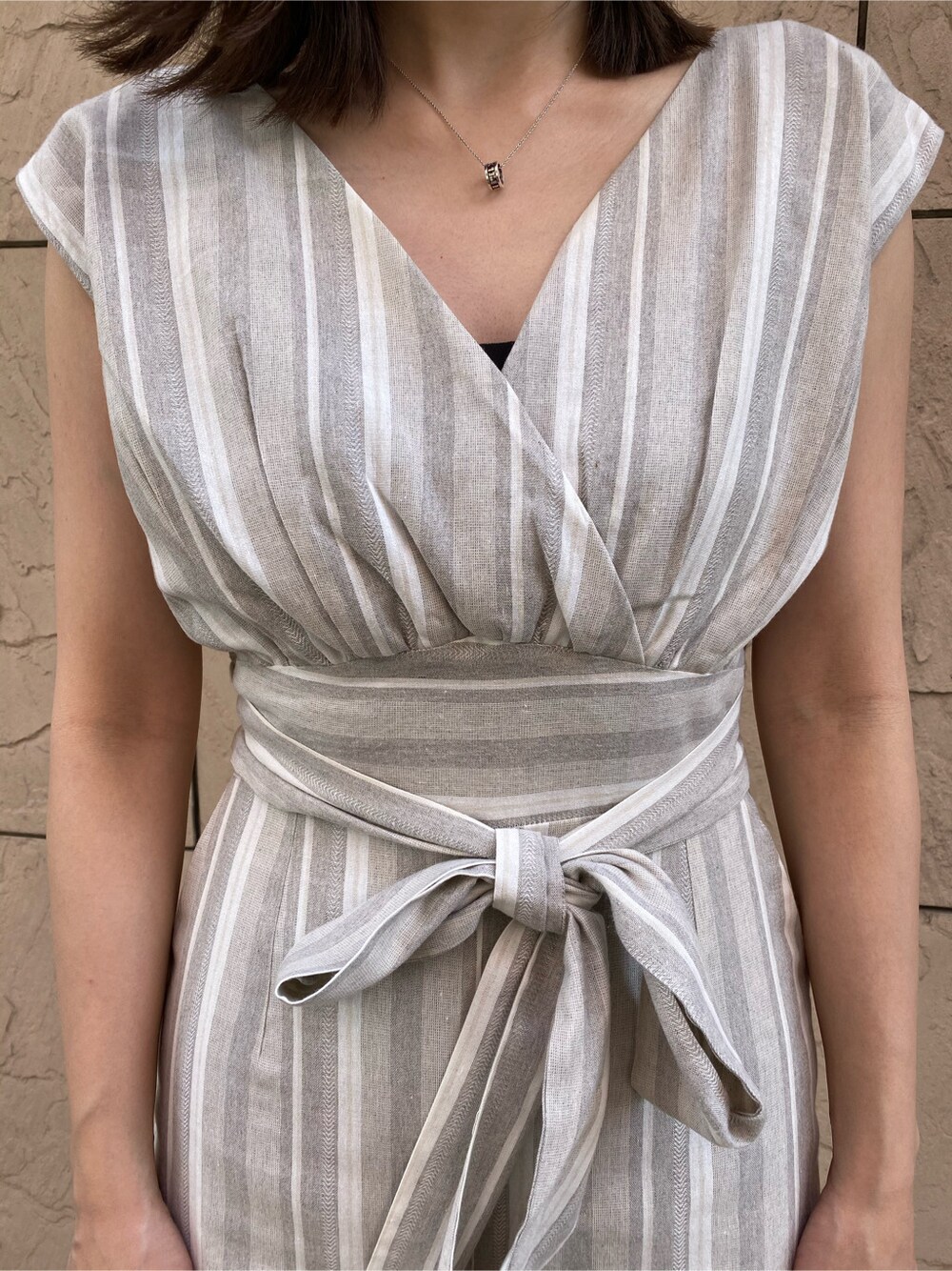 その他のつなぎ/オールインワン、ブラック系のサンダル、ベージュ系のかごバッグを着用したレディースの春コーディネートの4枚目の写真