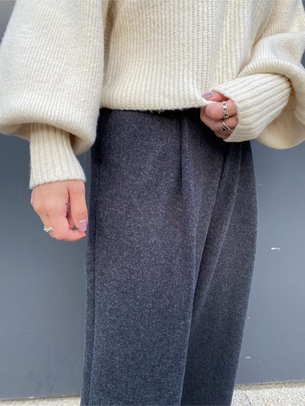 ブラック系のハンドバッグ、グレー系のその他パンツ、ブラック系のブーツを着用したレディースの秋コーディネートの9枚目の写真