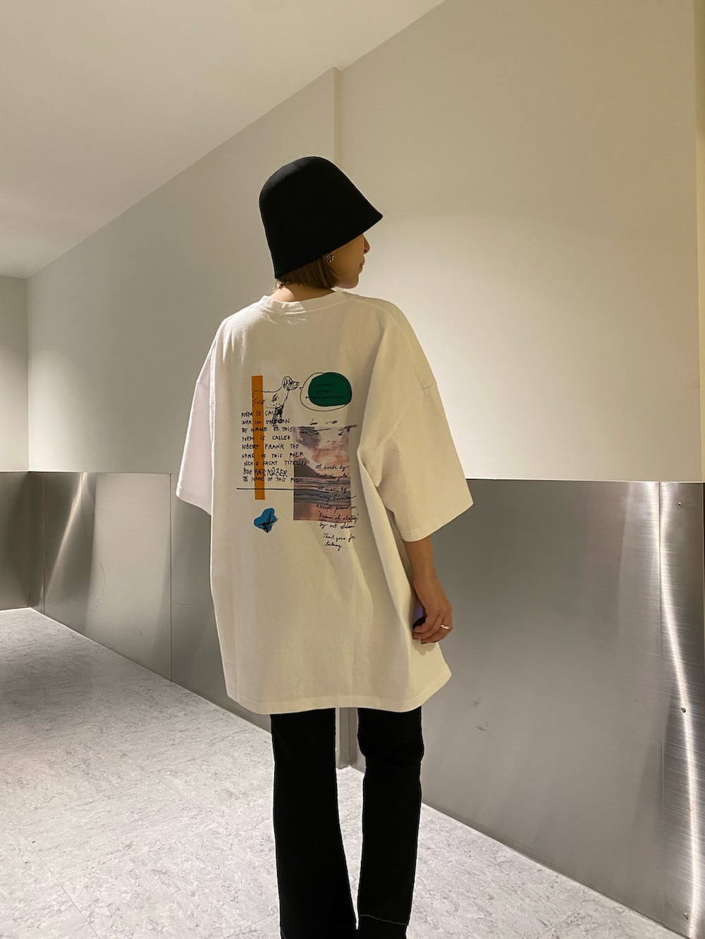 ホワイト系のTシャツ/カットソー、ブラック系のその他パンツ、ブラック系のサンダルを着用したレディースの春コーディネートの6枚目の写真