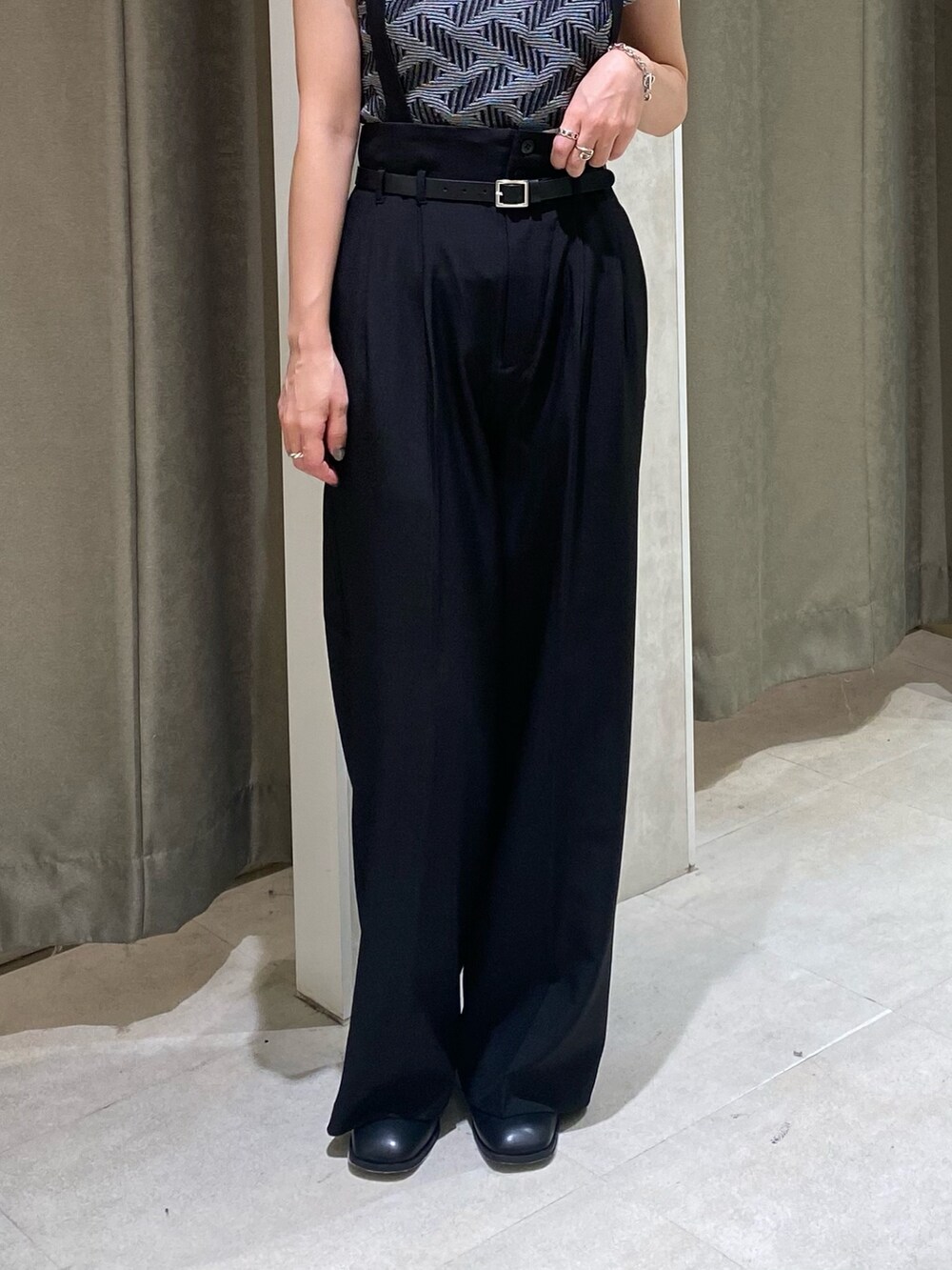 ブラック系のニット/セーター、ブラック系のその他パンツ、ブラック系のブーツを着用したレディースの夏コーディネートの5枚目の写真