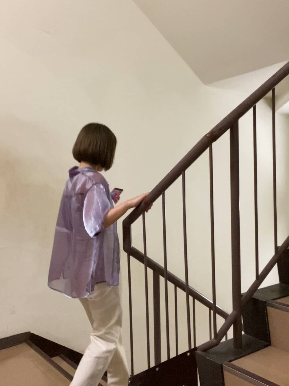 ホワイト系のキャミソール、ホワイト系のデニムパンツ、その他のサンダルを着用したレディースの夏コーディネートの5枚目の写真