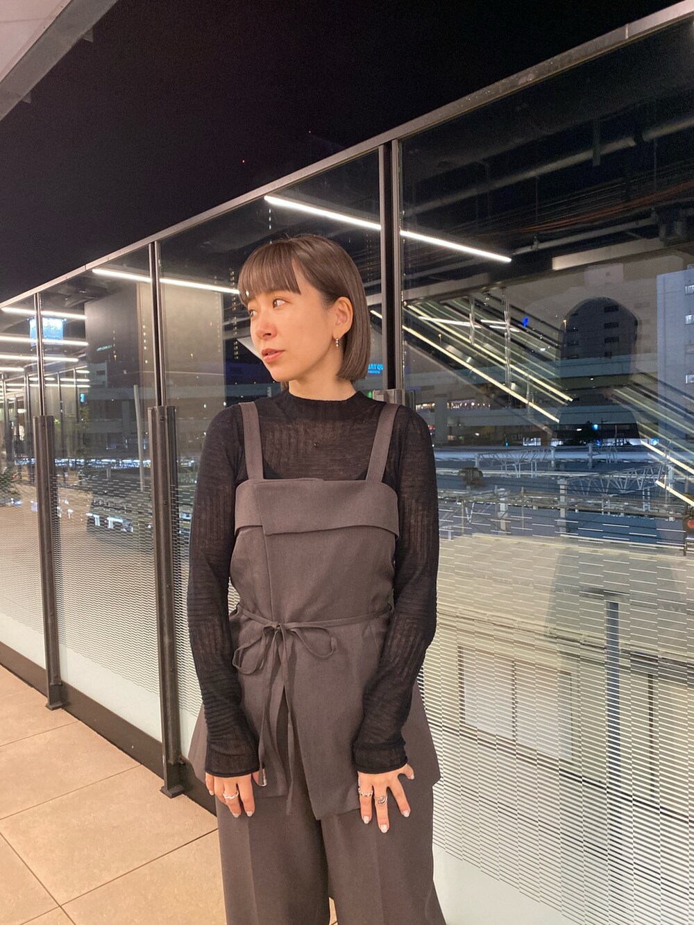 グレー系のシャツ/ブラウス、ブラック系のニット/セーター、グレー系のその他パンツを着用したレディースの冬コーディネートの3枚目の写真