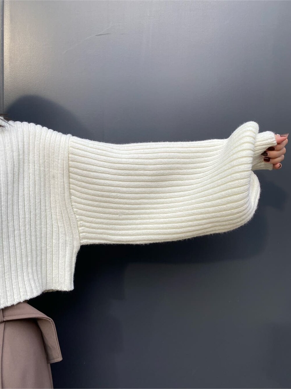 ベージュ系のスカート、ホワイト系のブルゾン、ブラウン系のブーツを着用したレディースの冬コーディネートの8枚目の写真