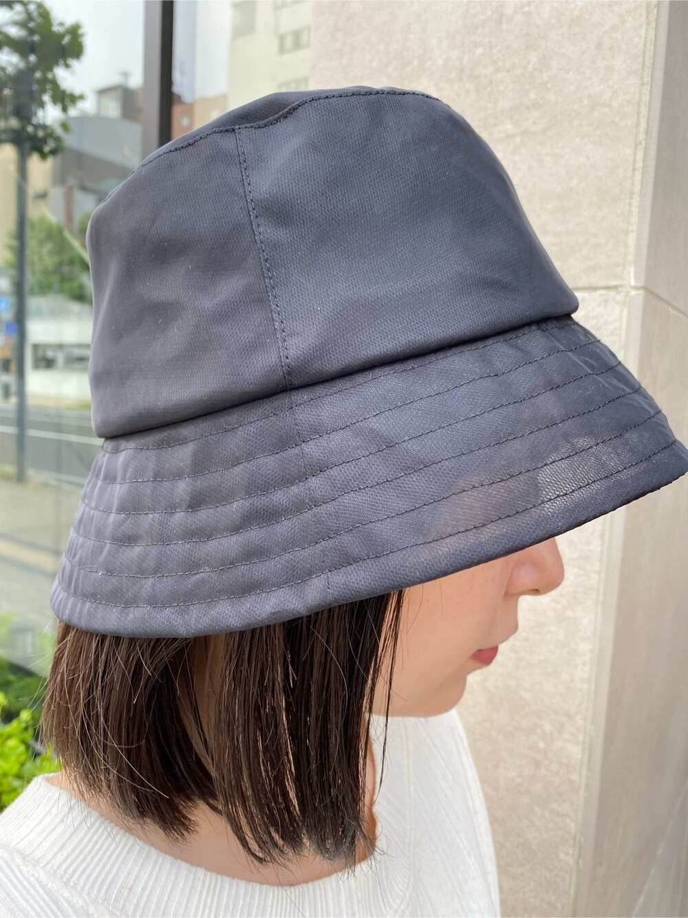 ブラック系のスカート、ブラック系のサンダル、ホワイト系のTシャツ/カットソーを着用したレディースの夏コーディネートの8枚目の写真