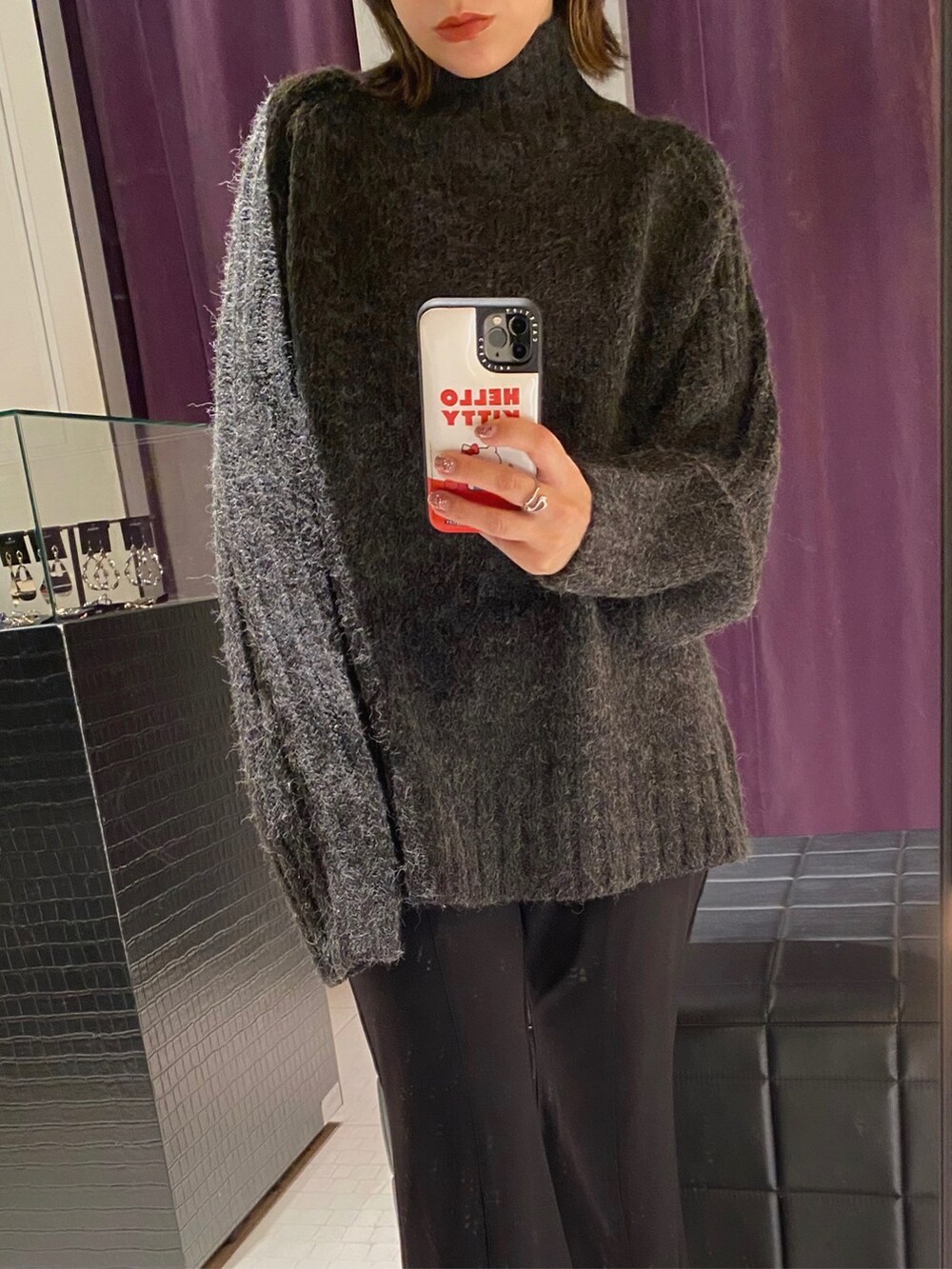 ブラック系のその他パンツ、ブラック系のパンプス、グレー系のニット/セーターを着用したレディースの秋コーディネートの2枚目の写真