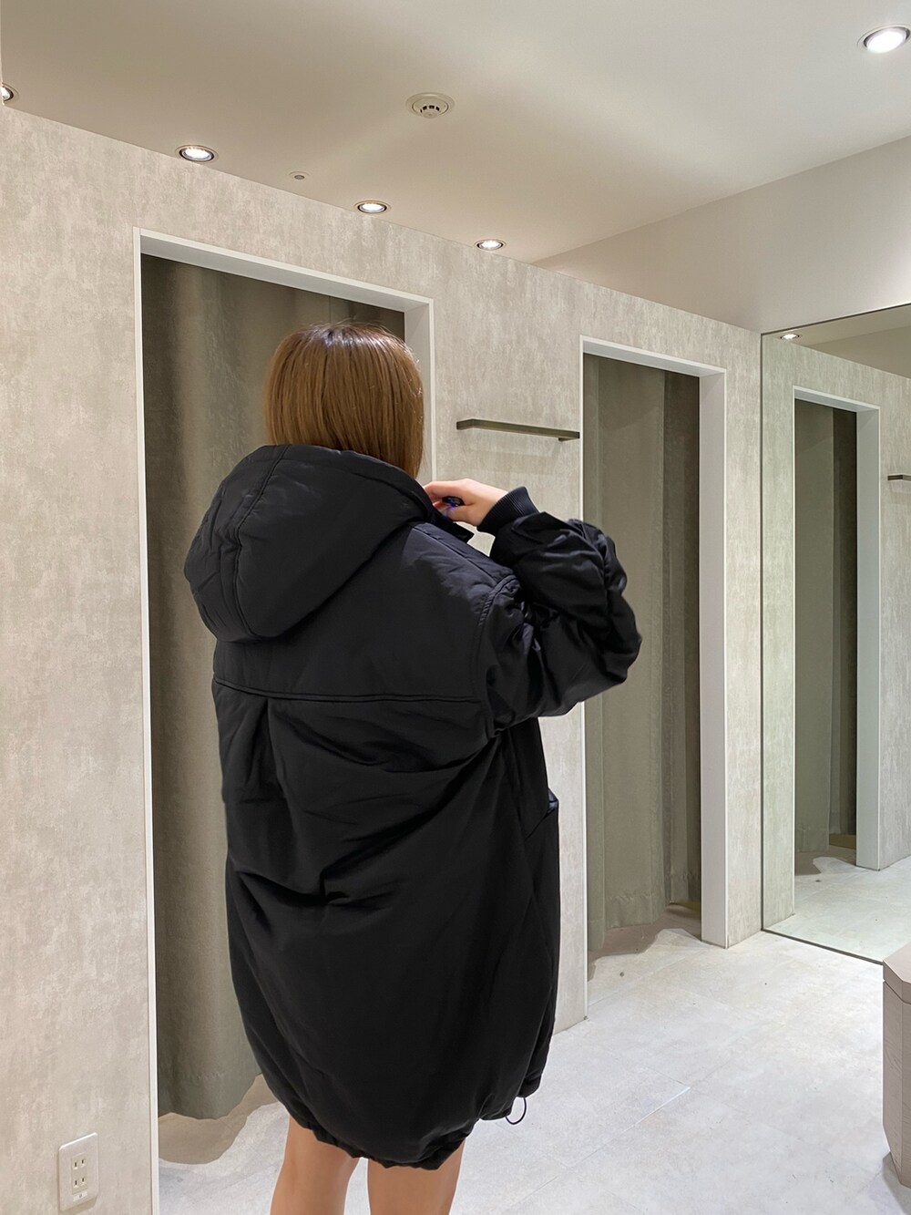 ブラック系のブルゾン、ブルー系のニット/セーター、ブラック系のスカートを着用したレディースの秋コーディネートの8枚目の写真