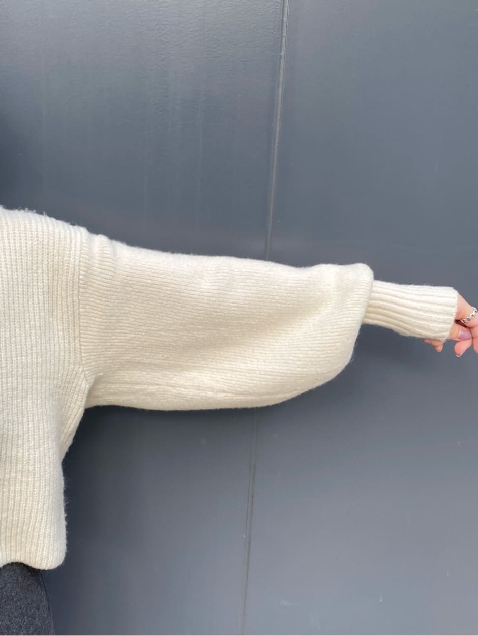 ブラック系のハンドバッグ、グレー系のその他パンツ、ブラック系のブーツを着用したレディースの秋コーディネートの6枚目の写真