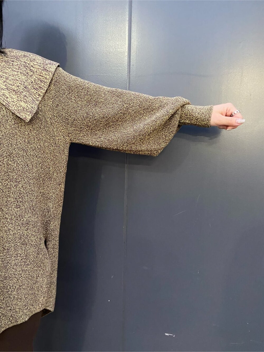 ブラウン系のその他パンツ、ブラック系のブーツ、イエロー系のニット/セーターを着用したレディースの秋コーディネートの6枚目の写真