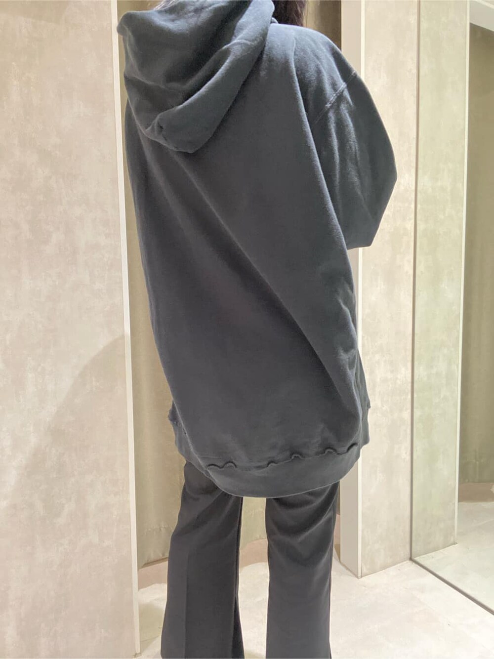 ブラック系のその他パンツ、グレー系のデニムジャケット、ブラック系のパーカーを着用したレディースの春コーディネートの10枚目の写真