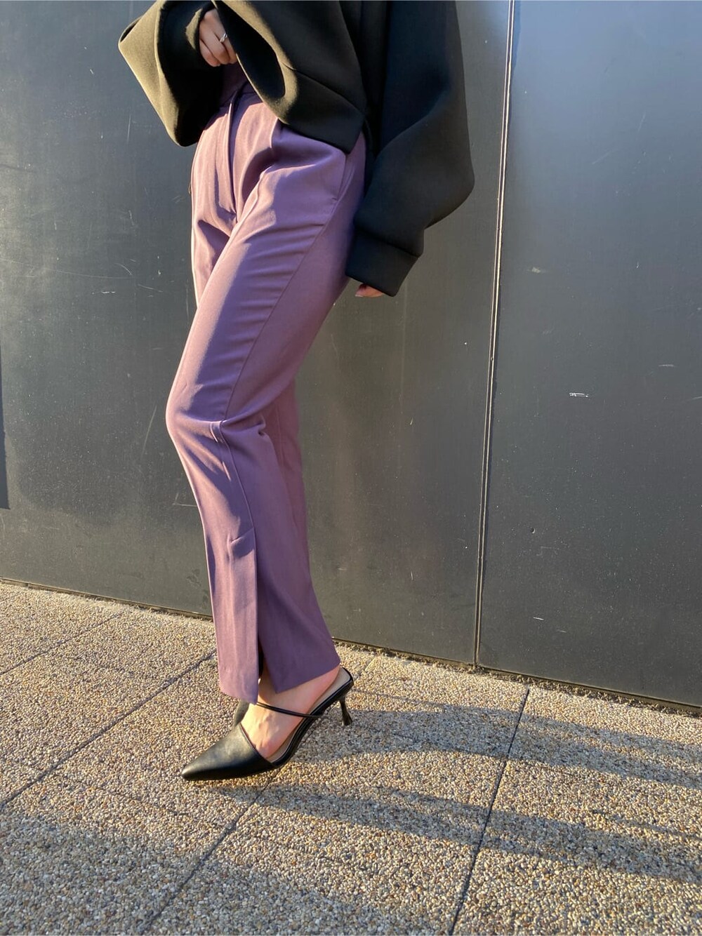 パープル系のその他パンツ、ブラック系のパンプス、ブラック系のパーカーを着用したレディースの秋コーディネートの8枚目の写真