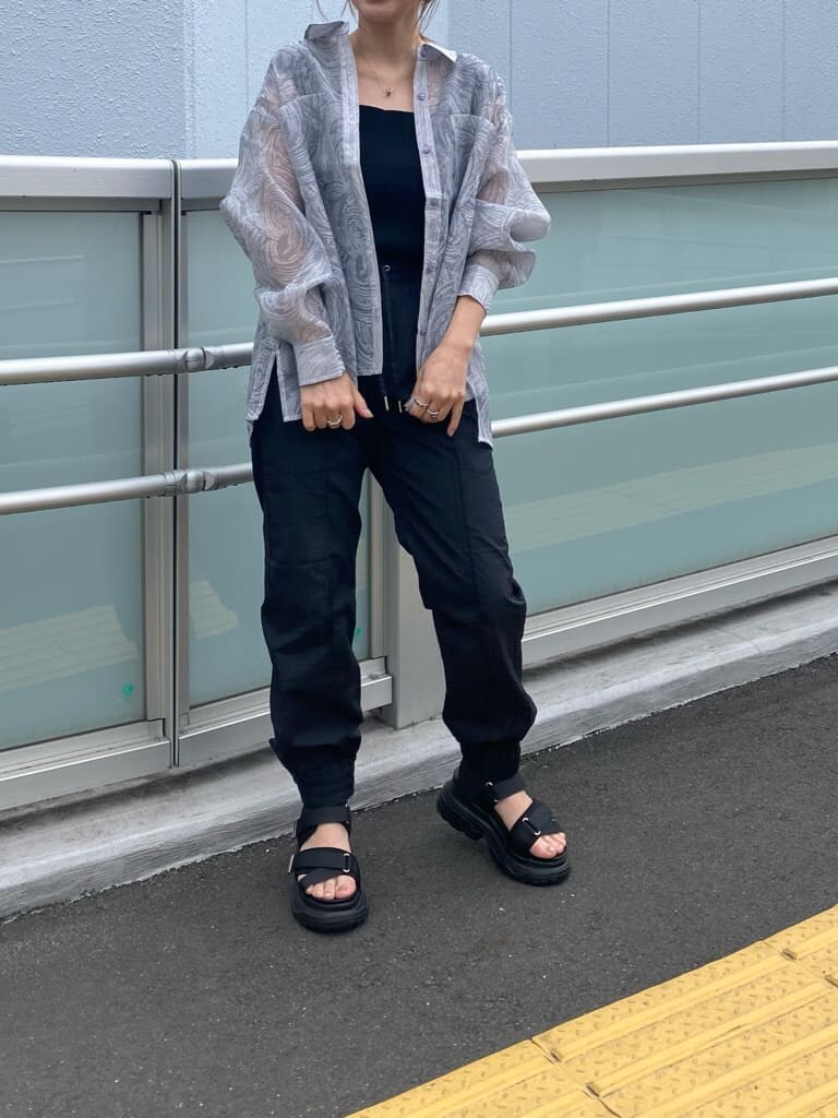 ブラック系のシャツ/ブラウス、ブラック系のその他パンツ、ブラック系のタンクトップを着用したレディースの春コーディネートの6枚目の写真