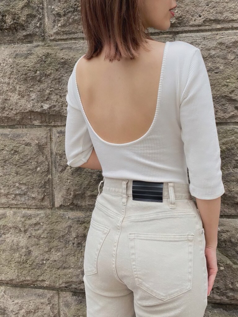 ベージュ系のテーラードジャケット、ホワイト系のショルダーバッグ、グレー系のその他パンツを着用したレディースの春コーディネートの7枚目の写真