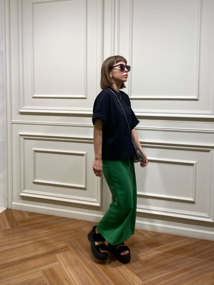 ブラック系のサンダル、ブラック系のTシャツ/カットソー、ブラック系のショルダーバッグを着用したレディースの夏コーディネートの2枚目の写真