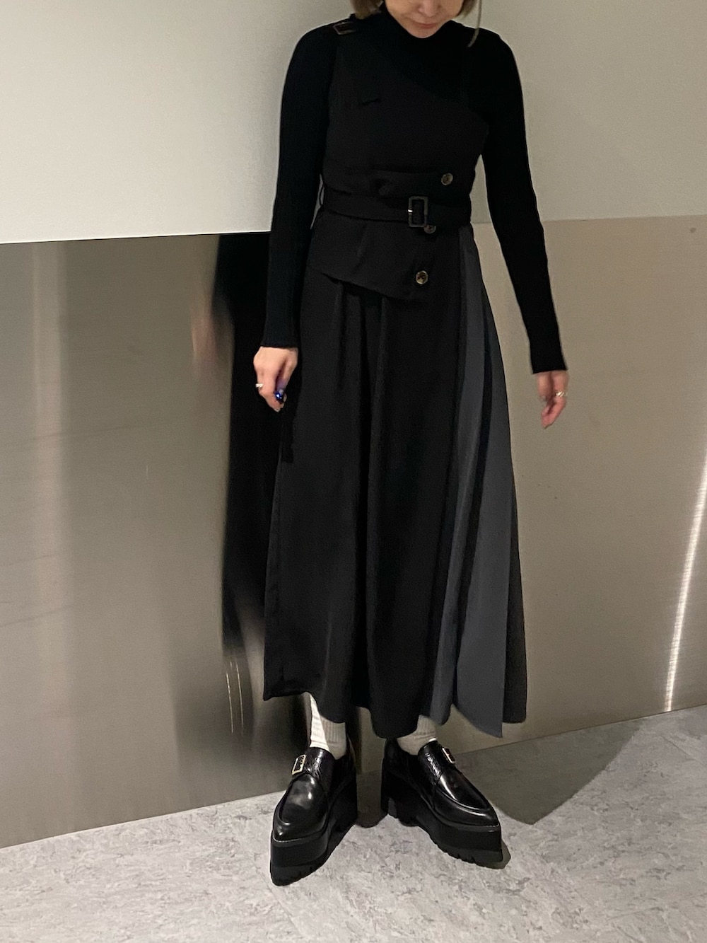 ブラック系のMA-1、ブラック系のワンピース、ブラック系のローファーを着用したレディースの冬コーディネートの7枚目の写真