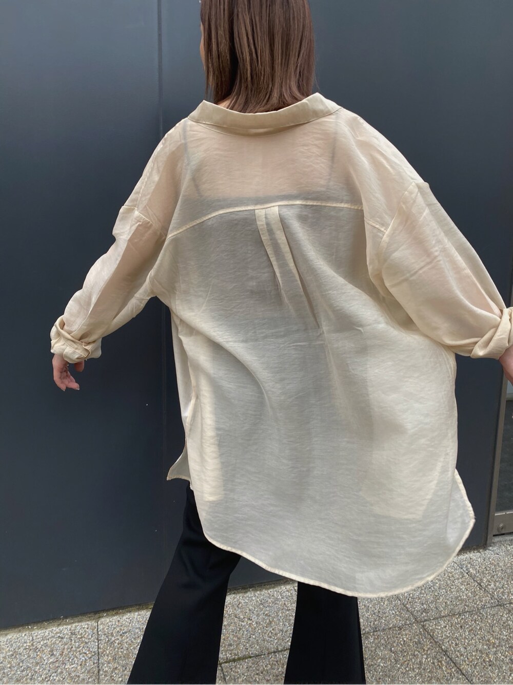 ホワイト系のシャツ/ブラウス、ブラック系のその他パンツ、ブラウン系のTシャツ/カットソーを着用したレディースの春コーディネートの5枚目の写真