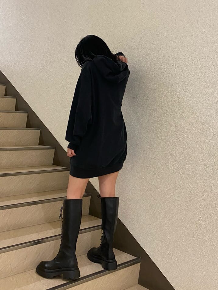 ブラック系のその他パンツ、グレー系のデニムジャケット、ブラック系のパーカーを着用したレディースの春コーディネートの3枚目の写真