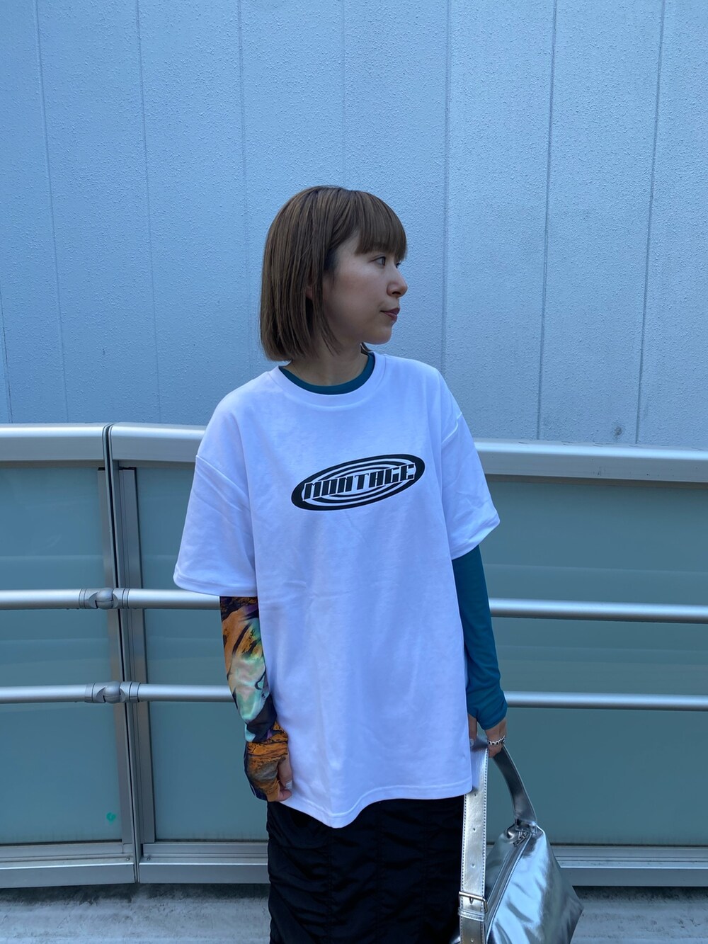 ホワイト系のTシャツ/カットソー、その他のTシャツ/カットソー、ブラック系のスカートを着用したレディースの春コーディネートの4枚目の写真