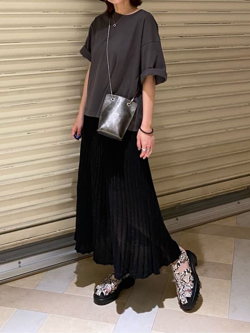 ブラック系のショルダーバッグ、その他のサンダル、グレー系のTシャツ/カットソーを着用したレディースの春コーディネートの6枚目の写真