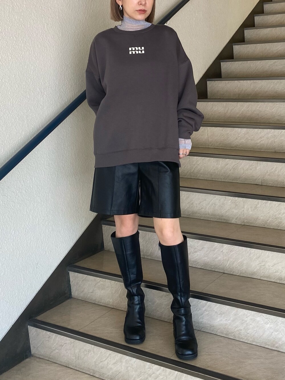 グレー系のスウェット、シルバー系のTシャツ/カットソー、ブラック系のその他パンツを着用したレディースの秋コーディネートの3枚目の写真
