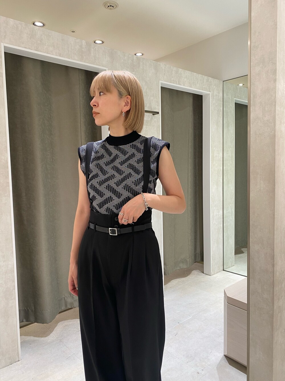 ブラック系のニット/セーター、ブラック系のその他パンツ、ブラック系のブーツを着用したレディースの夏コーディネートの4枚目の写真